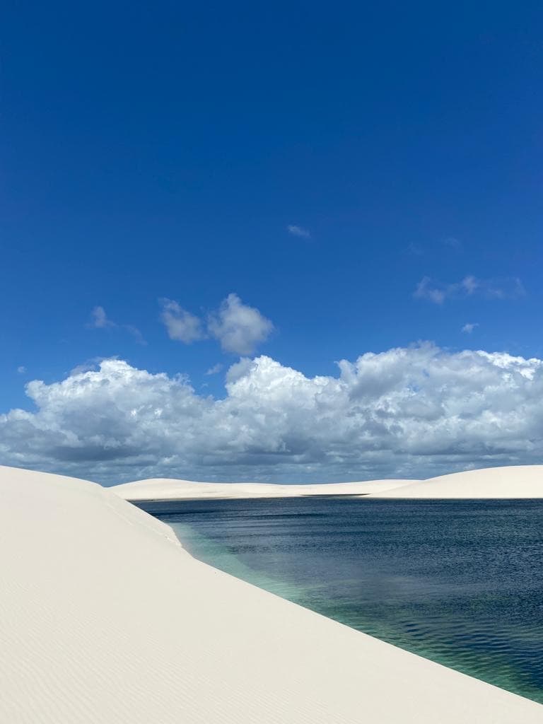 Vista aérea dos Lençóis Maranhenses com dunas brancas e lagoas cristalinas — um dos melhores destinos no Brasil para 2026